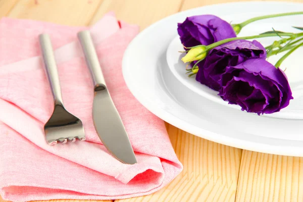 Louça de mesa com flor em guardanapo brilhante close-up — Fotografia de Stock