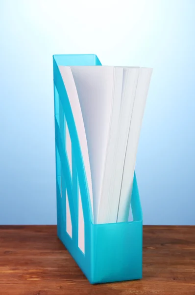 Modrá zásobník na papíry na modrém pozadí detail — Stock fotografie