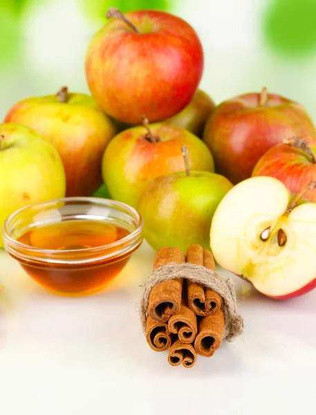 Honung och äpplen med kanel på naturliga bakgrund — Stockfoto