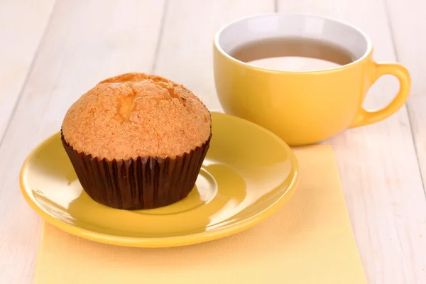 Świeże muffin z herbaty na drewniane tła — Zdjęcie stockowe