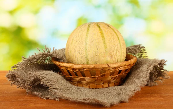 Melón dulce en canasta de mimbre sobre fondo verde de cerca —  Fotos de Stock