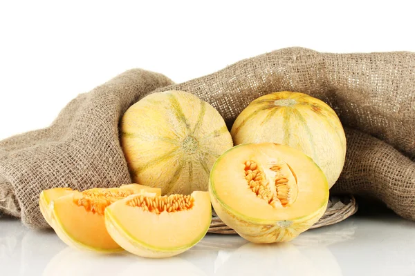 Gesneden meloen op rieten mat op rouwgewaad achtergrond close-up — Stockfoto