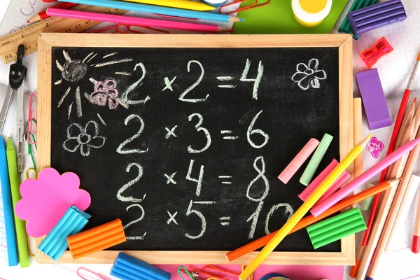 Mesa de escola pequena com vários materiais escolares close-up isolado em branco — Fotografia de Stock