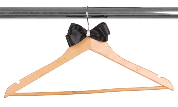 白で隔離される木製ハンガーに掛かっている美しい黒い弓 — ストック写真