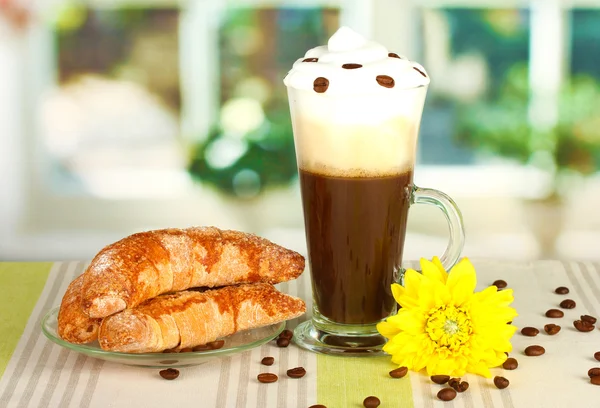 Friss kávé koktél pohár és csésze bagels az asztalon — Stock Fotó