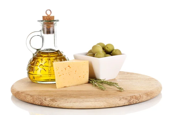 로즈마리, 올리브 오일, 치즈 isol 보드와 흰 그릇에 그린 올리브 — 스톡 사진