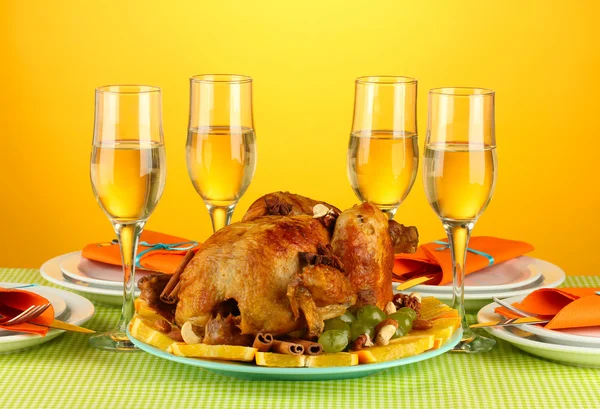 Banquet table with roasted chicken on orange background close-up. Thanksgiv — Stock Photo, Image
