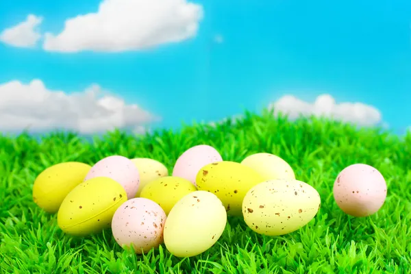 Ovos de Páscoa coloridos na grama — Fotografia de Stock