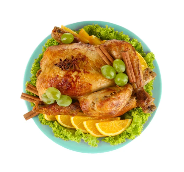 Hela rostad kyckling med sallad, druvor, apelsiner och kryddor på blå plat — Stockfoto
