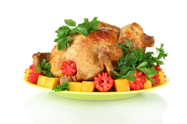 Pollo entero al horno con verduras en un plato verde aislado en blanco —  Fotos de Stock