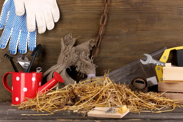 Mousetrap met een stuk kaas in schuur op houten achtergrond — Stockfoto