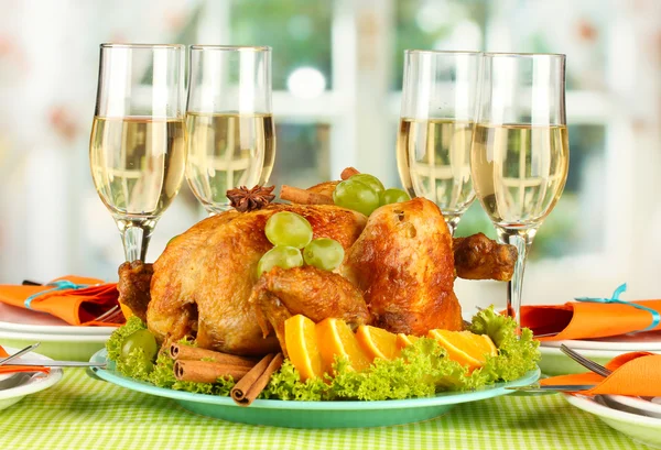 Mesa de banquete con pollo asado y copas de vino. Día de Acción de Gracias —  Fotos de Stock
