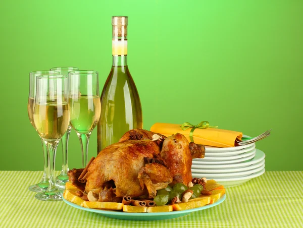 Table setting for Thanksgiving day on green background close-up — Stock Photo, Image