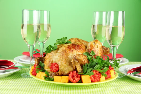 Banquet table with roast chicken on green background close-up. Thanksgiving — Stock Photo, Image