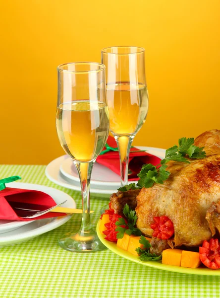 Mesa de banquete con pollo asado sobre fondo naranja primer plano. Acción de Gracias. — Foto de Stock