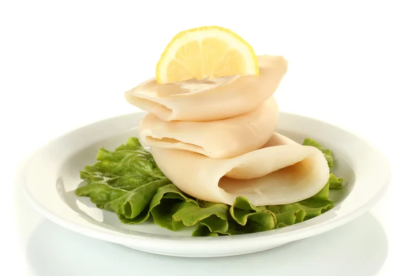 Calamares hervidos con lechuga y limón en el plato aislado en blanco —  Fotos de Stock