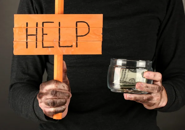 黒の背景のクローズ アップ、助けを求めるホームレスの男性 — ストック写真