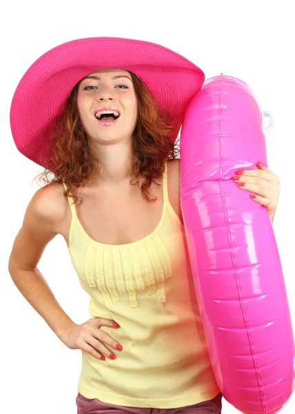 Sorridente bella ragazza con cappello da spiaggia e anello di gomma isolato su bianco — Foto Stock