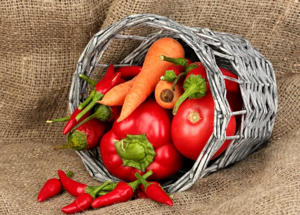 Frisches rotes Gemüse auf Sacktuch Hintergrund — Stockfoto