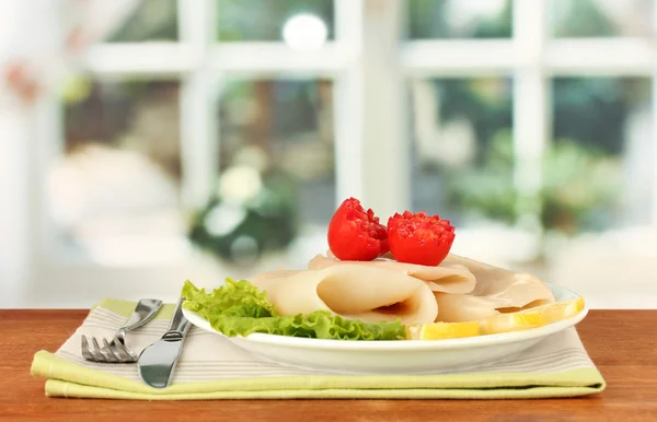 Calamares hervidos con verduras en el plato en la mesa de madera de cerca — Foto de Stock