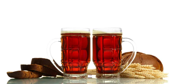Tankards of kvass and rye breads with ears, isolated on white — Stock Photo, Image