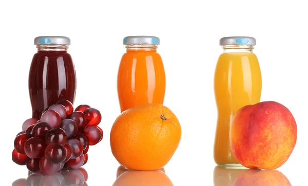 Delicious grapes, orange and apple juice in glass bottle and fruit next to — Stock Photo, Image
