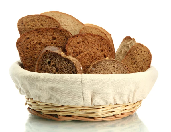 Sabroso pan de centeno en rodajas en cesta, aislado en blanco —  Fotos de Stock