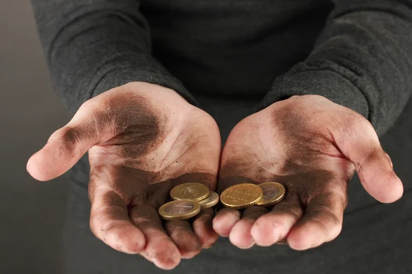 Hemlös man hålla ett mynt, närbild — Stockfoto