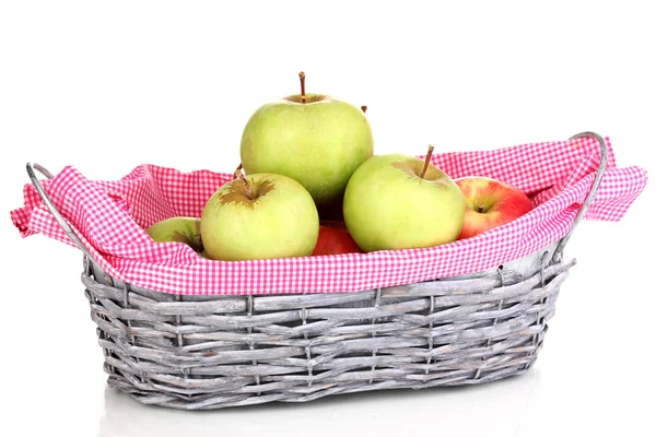 Pommes mûres dans le panier isolé sur blanc — Photo