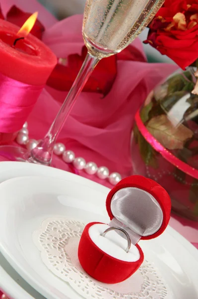Anello in confezione regalo su tavolo celebrativo di San Valentino — Foto Stock