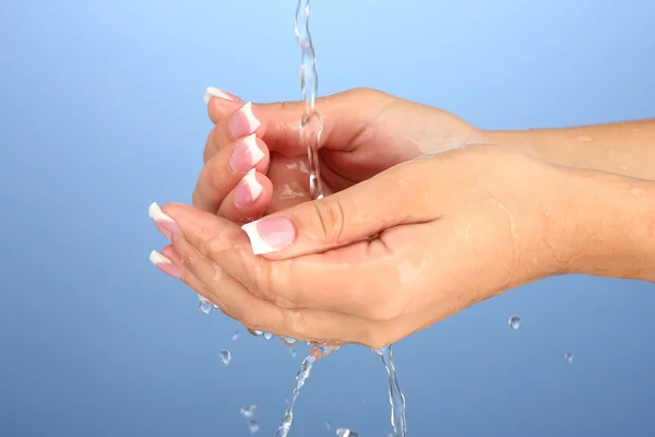 Mycie rąk kobiety na niebieskim tle z bliska — Zdjęcie stockowe