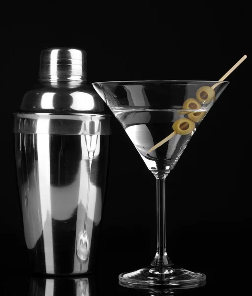 Vidro Martini com azeitonas e coqueteleira isolado em preto — Fotografia de Stock