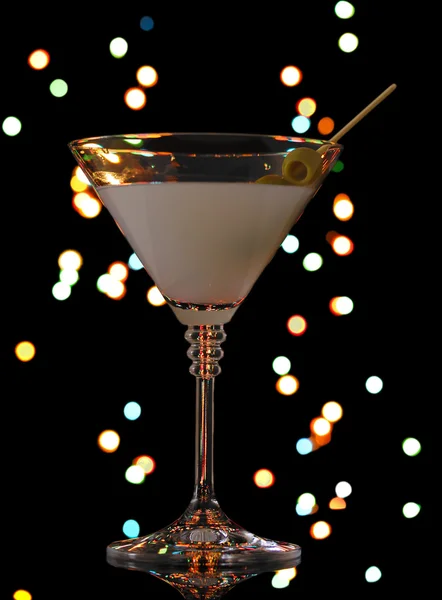Vidrio Martini y aceitunas sobre fondo oscuro brillante — Foto de Stock