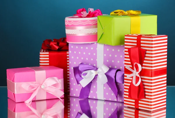 Mavi arka plan üzerinde renkli hediyeler — Stok fotoğraf