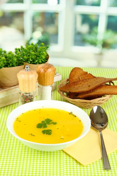 ウィンドウの背景に緑のテーブル クロスに白い板で香りの良いスープを閉じる — ストック写真