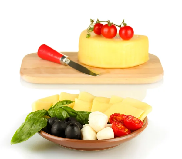 Mozzarella affettata con verdure nel piatto isolato su bianco — Foto Stock
