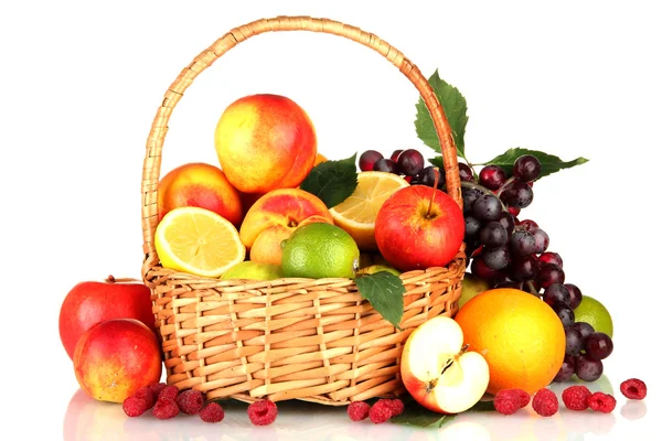 Surtido de frutas exóticas en cesta, aisladas en blanco — Foto de Stock