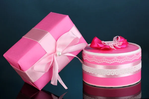 Bunte rosa Geschenke auf blauem Hintergrund — Stockfoto