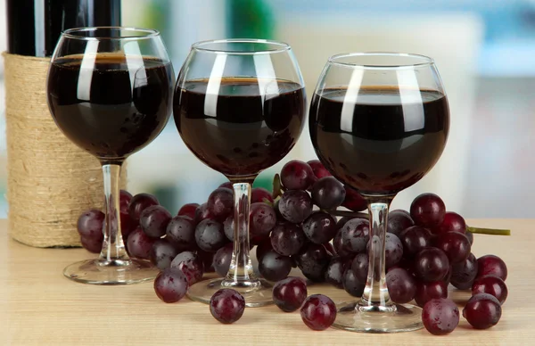 Rotwein im Glas auf Zimmerhintergrund — Stockfoto