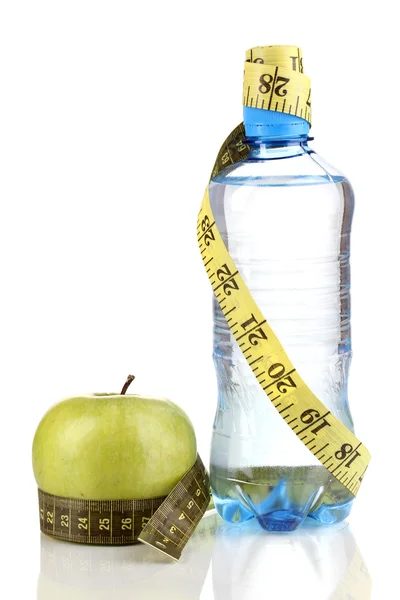 Víz-, alma- és mérőszalag elszigetelt fehér üveg — Stock Fotó