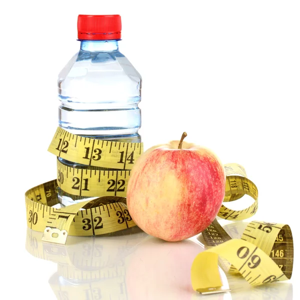 Butelka wody, jabłko i miarkę na białym tle — Zdjęcie stockowe