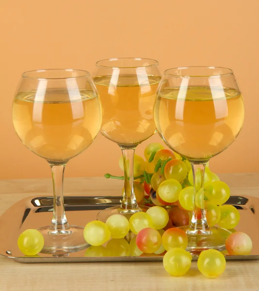 Weißwein im Glas auf salver auf beigem Hintergrund — Stockfoto