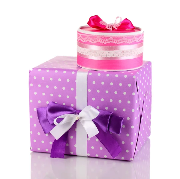 Kleurrijke roze en paarse geschenken geïsoleerd op wit — Stockfoto