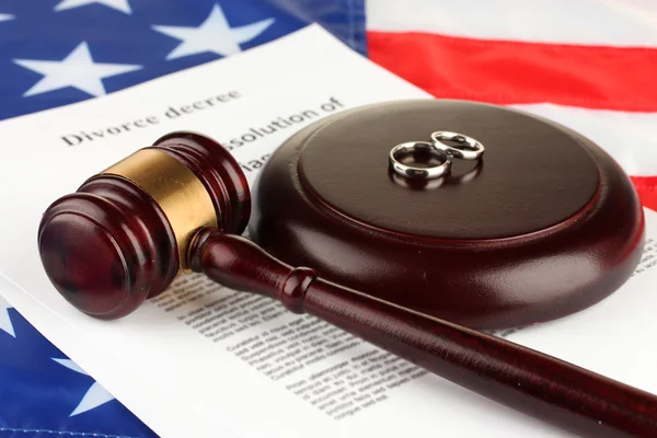 Decreto di divorzio e martelletto di legno su sfondo bandiera americana — Foto Stock