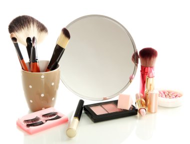 kozmetik ayna üzerinde beyaz izole yakınındaki