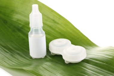 Göz damlaları ve lensler beyaza izole edilmiş.