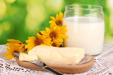 Ahşap kutusunda çiçek çevrili doğal adam süt tereyağı