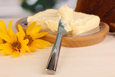 tahta sahibi ve ahşap pencere arka masada ekmek üzerine tereyağı