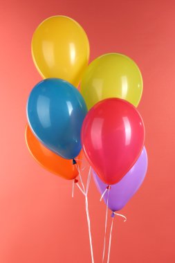 kırmızı bir arka plan üzerinde renkli balonlar