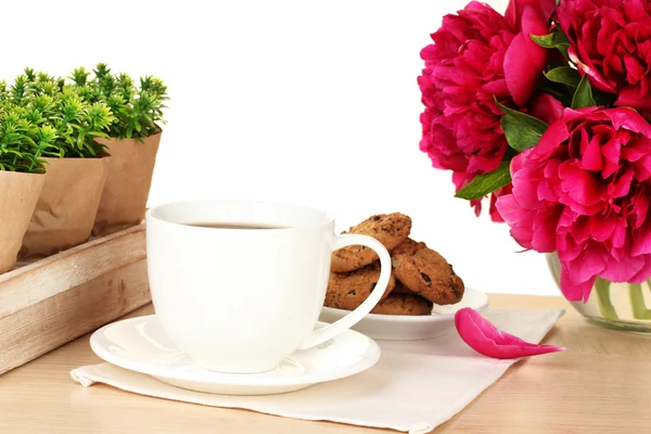 喝杯咖啡、 饼干和咖啡馆中的表上的花朵 — 图库照片